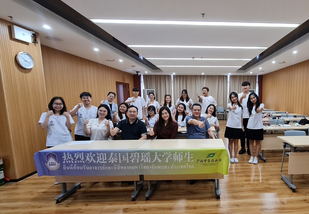 C:\Users\文娟\Desktop\新闻\全体实习生与泰方带队教师合影.jpg