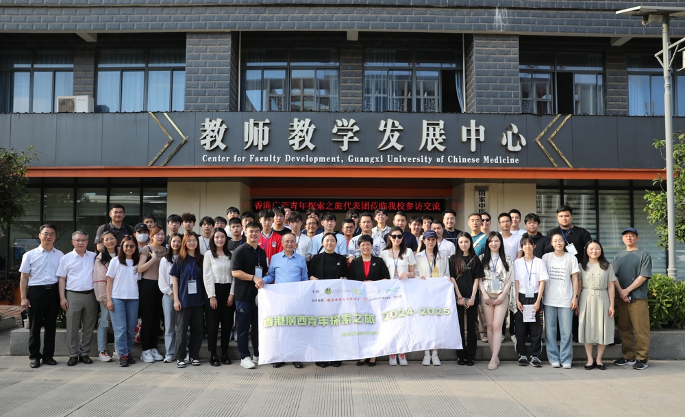 鸭脖师生代表与全体团员合影留念