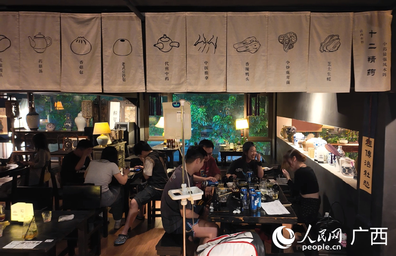 一家新潮中医馆里,年轻人体验特色食疗。人民网 雷琦竣摄