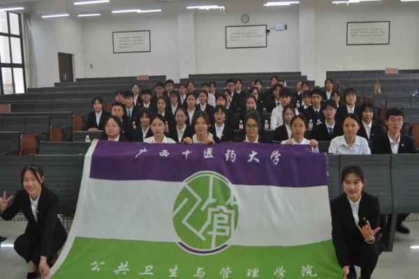 我院团委书记鲁蕴律老师与学生会成员合影留念