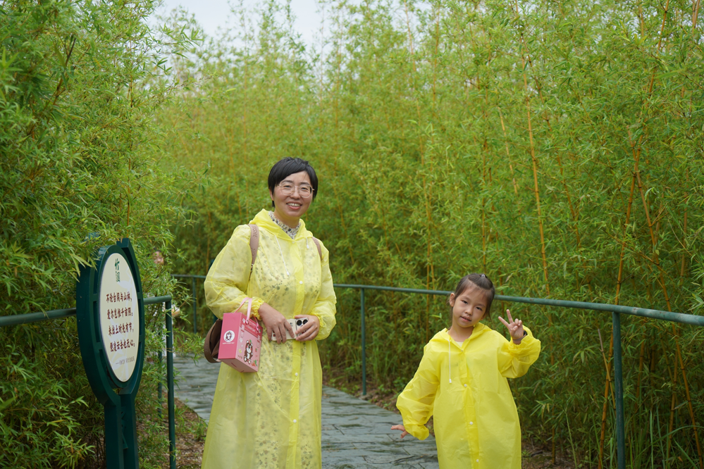 教职工家庭在竹园内留影