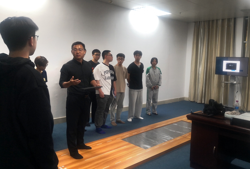 苏少亭博士在给学生讲解系统的使用