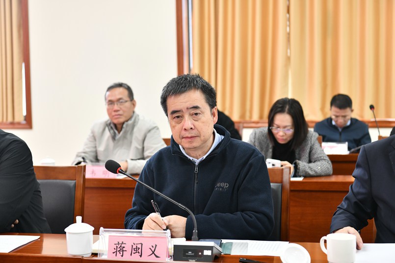 认真听取实习生的情况汇报