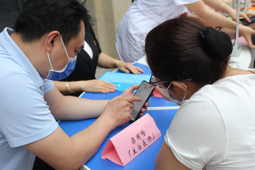 鸭脖基础医学专业部梁国隆老师（主治医师）给社区居民答疑解惑