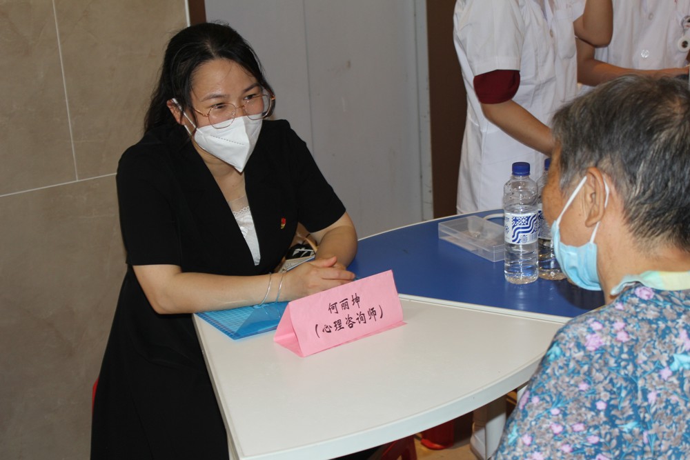 鸭脖心理咨询师在给社区居民提供心理咨询