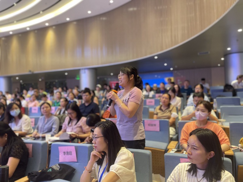 何丽坤老师参与课堂互动