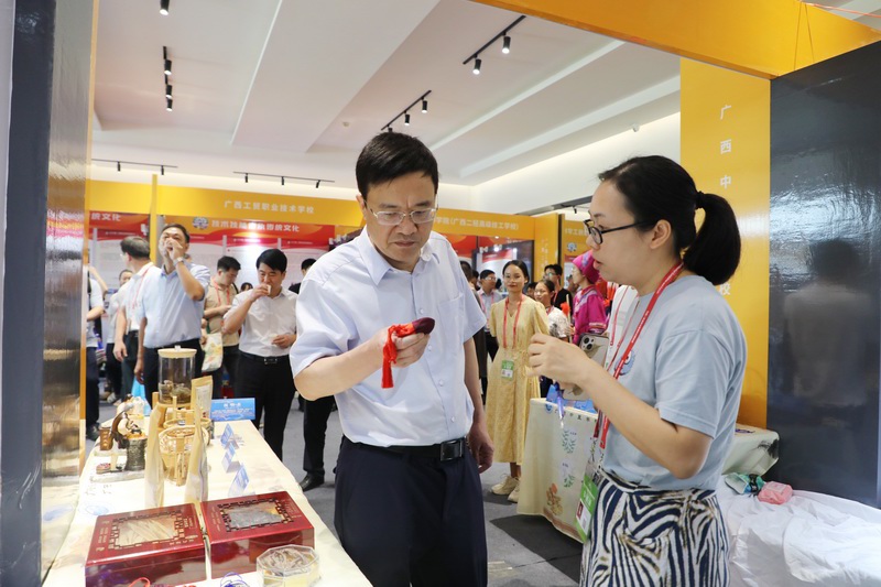 自治区党委教育工委书记、教育厅党组书记、厅长刘友谊参观鸭脖展区