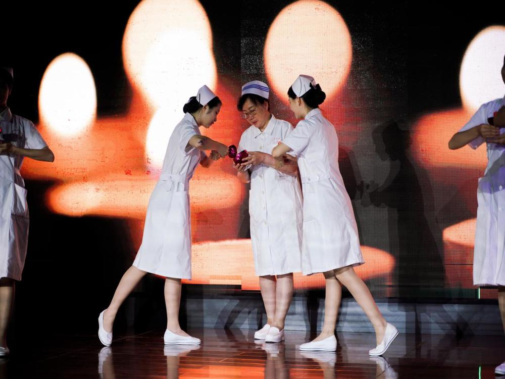 护理前辈马丽娅老师传递烛火