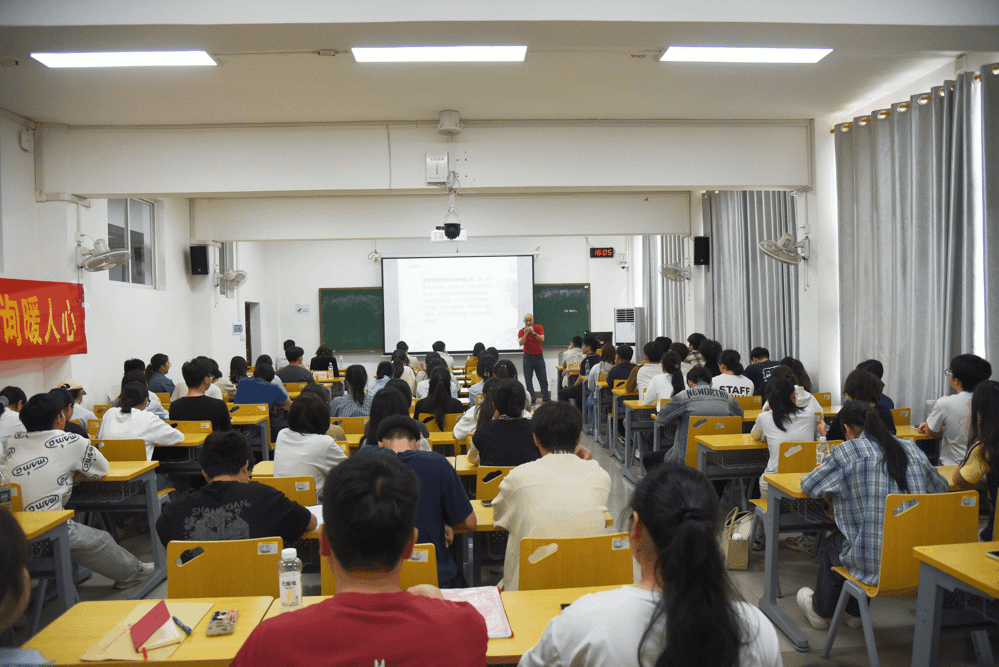 企业代表进行宣讲