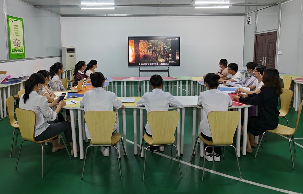 全体党员观看微党课