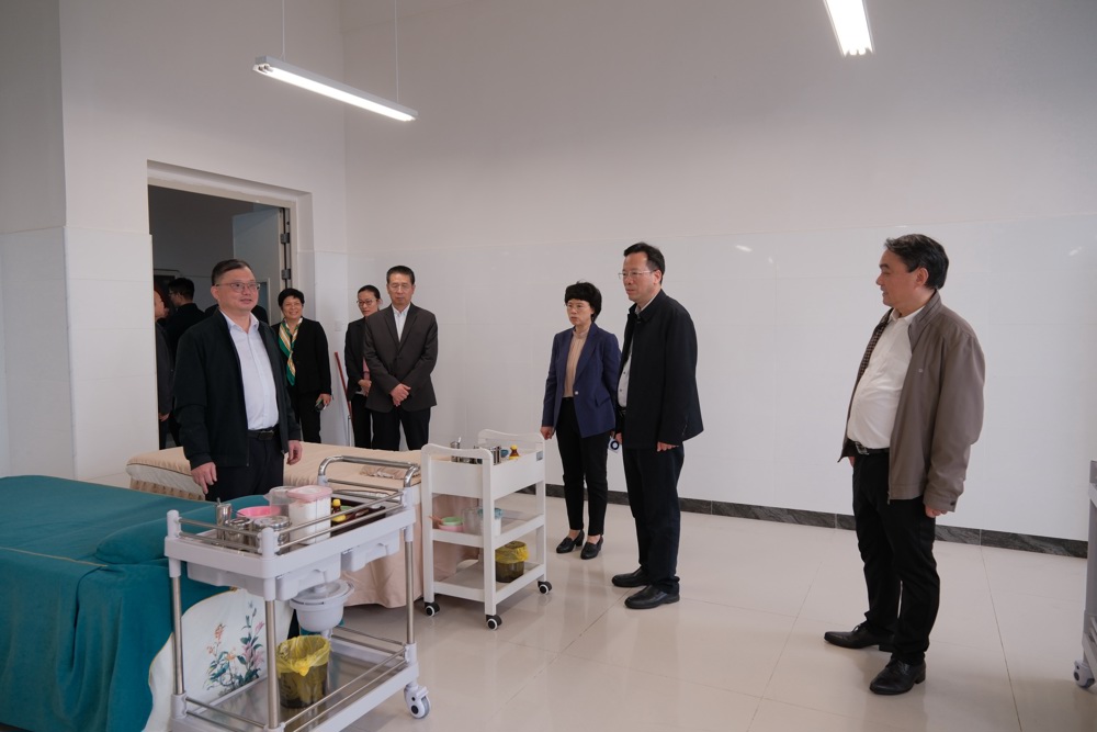 走访实验实训室