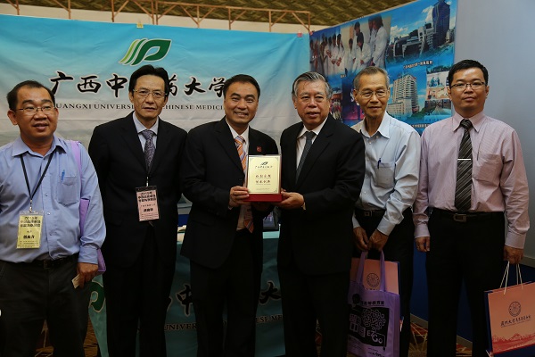 鸭脖代表向马来西亚华校董事联合会总会邹汉寿署理主席赠送纪念品