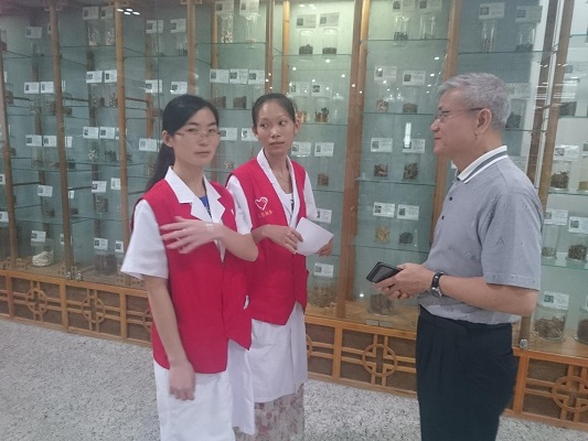 陈柱江博士参观鸭脖一附院与志愿者交谈