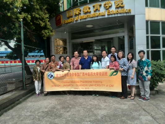 蒋基昌院长与印尼学员合影