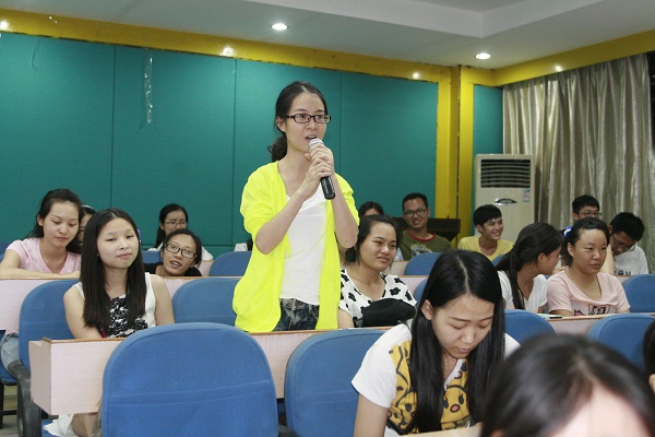 鸭脖学生用英文进行提问