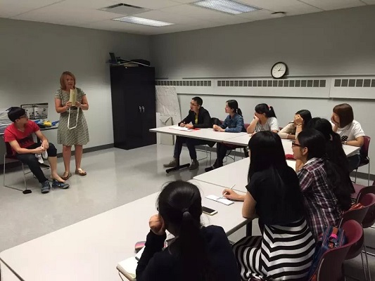 美方教师在为鸭脖师生讲课