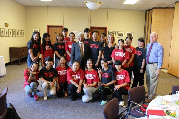 鸭脖师生于美国督优维尔学院领导合影