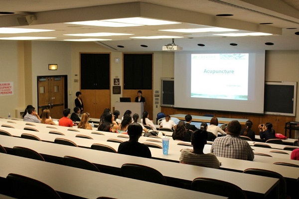鸭脖同学正在进行演讲