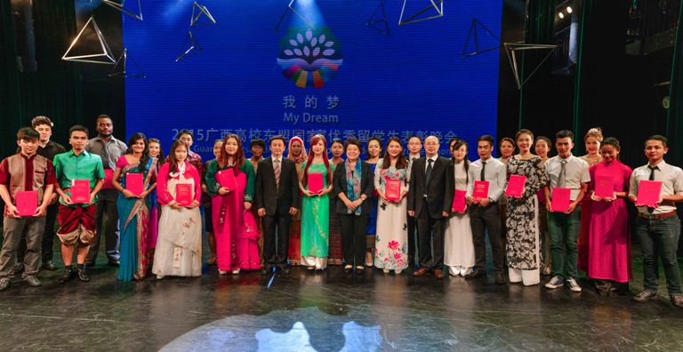 获奖留学生合影