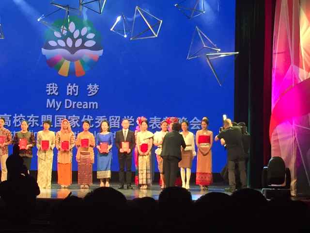 自治区副主席李康为鸭脖获奖泰国留学生威妙善颁奖