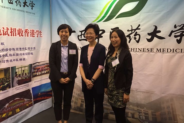 香港政务司司长参观鸭脖展位