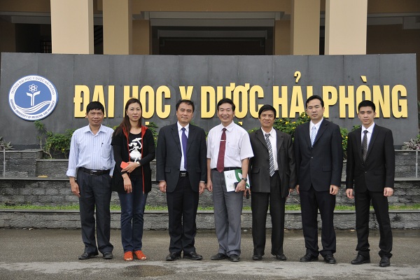 访问海防医科大学期间与该校副校长等领导合影