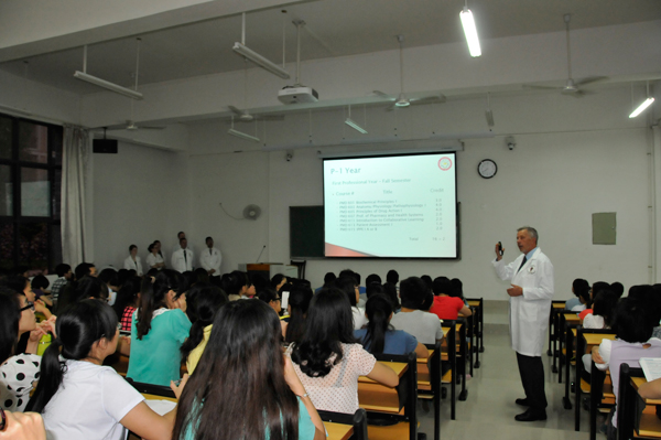 美方教授授课中