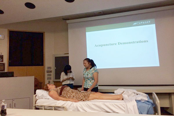 鸭脖研究生向美国师生展示针灸疗法