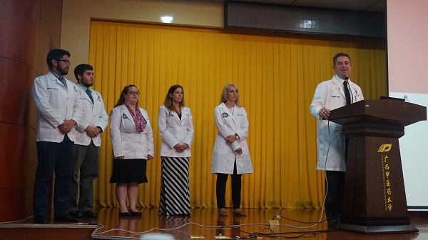 美国督优维尔学院药学院师生6人讲座中