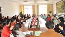 自治区妇联主席、党组书记王革冰慰问一附院护工、保洁员和洗衣班姐妹们