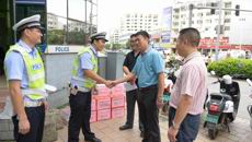 炎炎夏日送清凉，一附院领导慰问交警