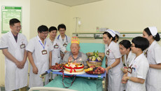 一附院脾胃病科为百岁病友张老贺寿