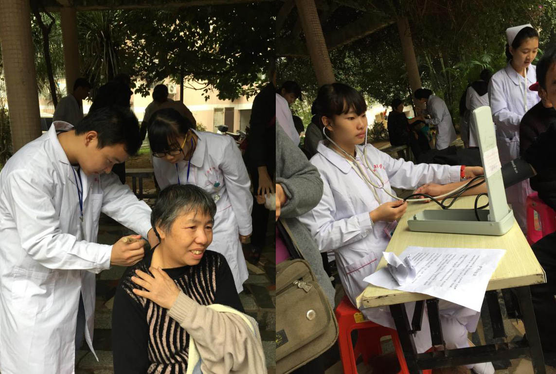 志愿者仔细认真地为居民服务