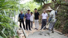 董塔健副书记到鸭脖隆安定点扶贫村检查脱贫摘帽工作