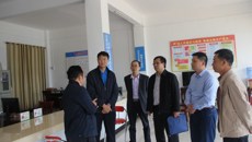 尤剑鹏书记一行深入鸭脖扶贫村现场办公  慰问贫困户并看望挂职干部