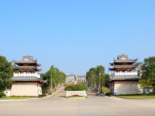 仙葫校区晨钟暮鼓楼校门