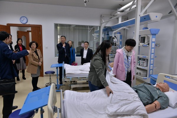 参观临床护理实训室