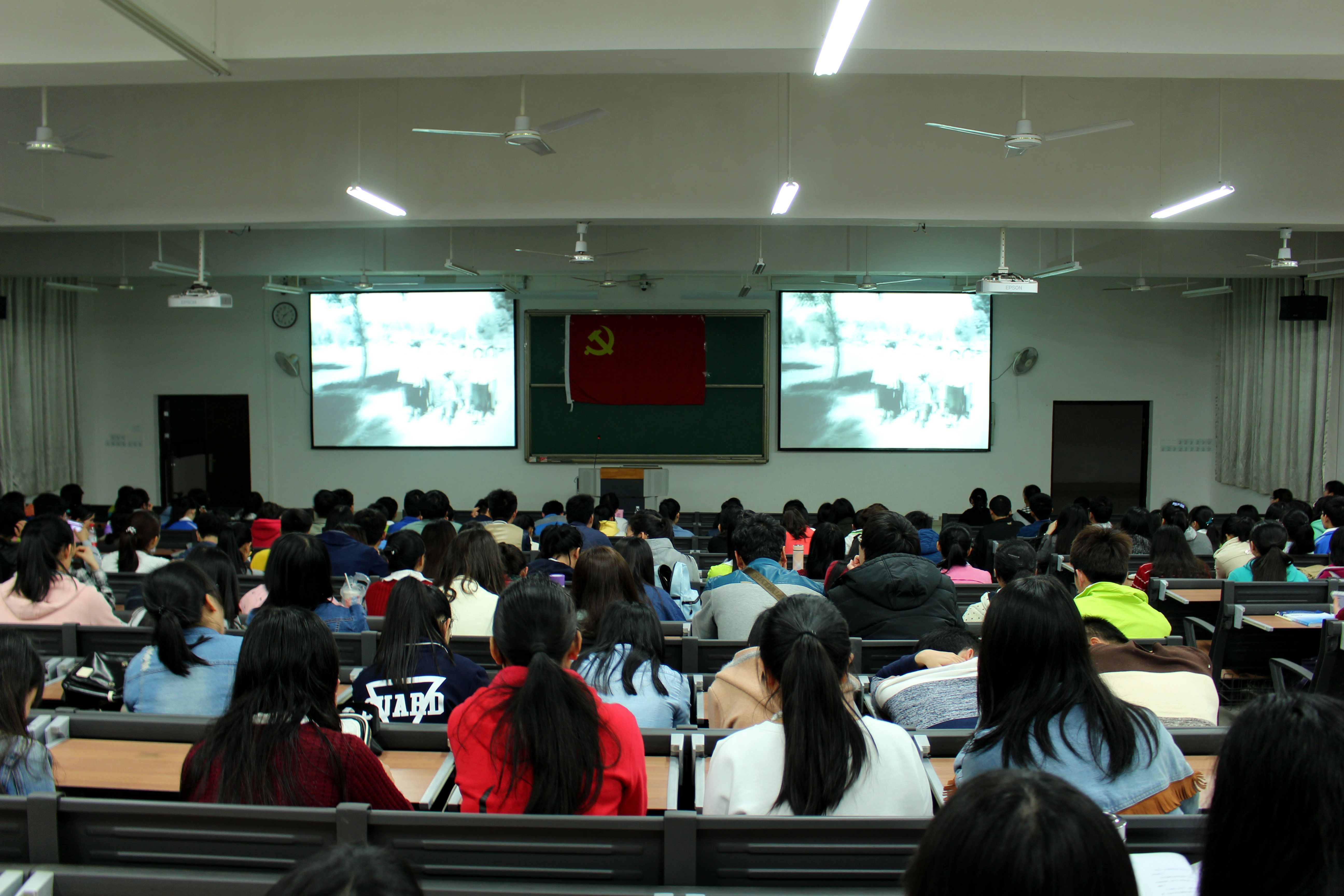 观看电影《雷锋》现场