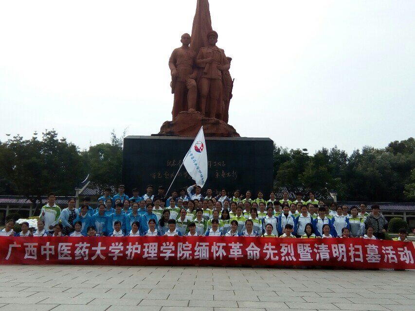 护理学院师生代表在纪念碑前合影留念