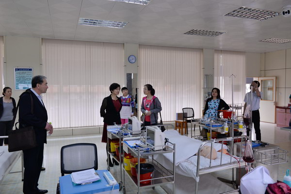 参观基础护理实训室