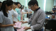 鸭脖举行2015级香港应善良助学金发放仪式