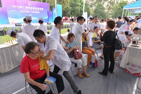 现场体验肩颈部推拿