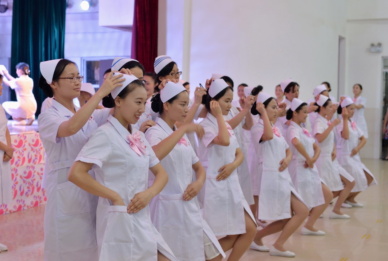 老师为同学们戴帽