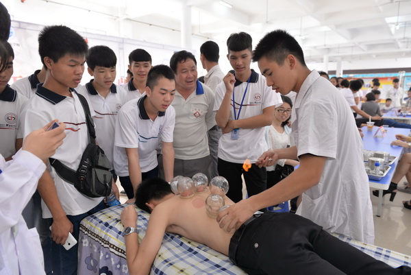市民体验拔火罐