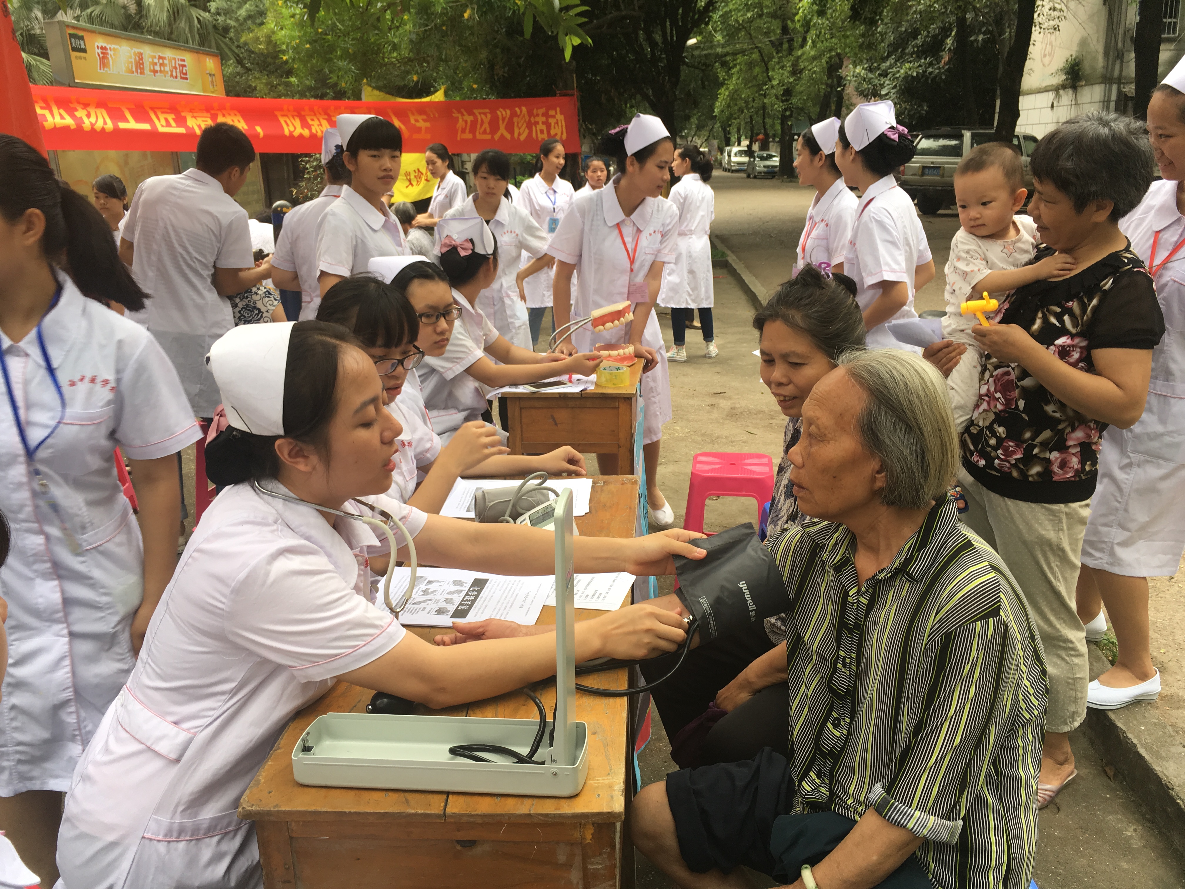 天使们为居民测量血压