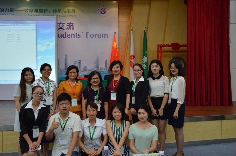 我院师生与泰国孔敬大学护理学院院长合影