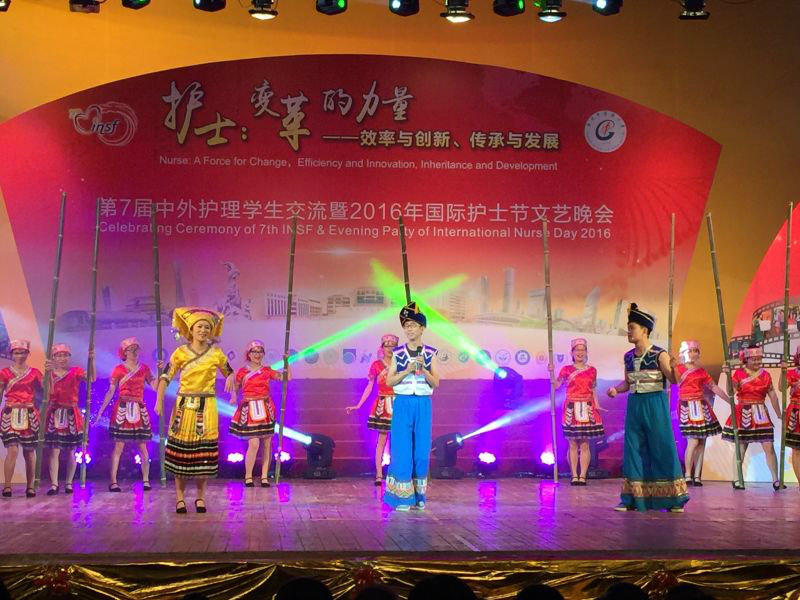 我院学生代表参加文艺晚会并表演《壮花竹月》