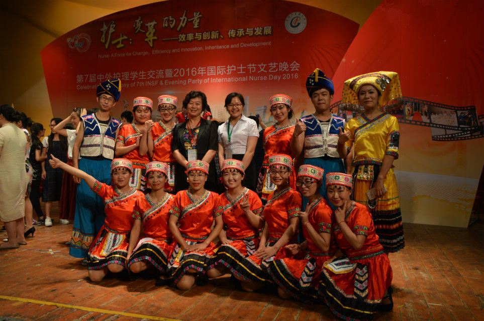 吴彬院长、李和珍老师与学生演员合影