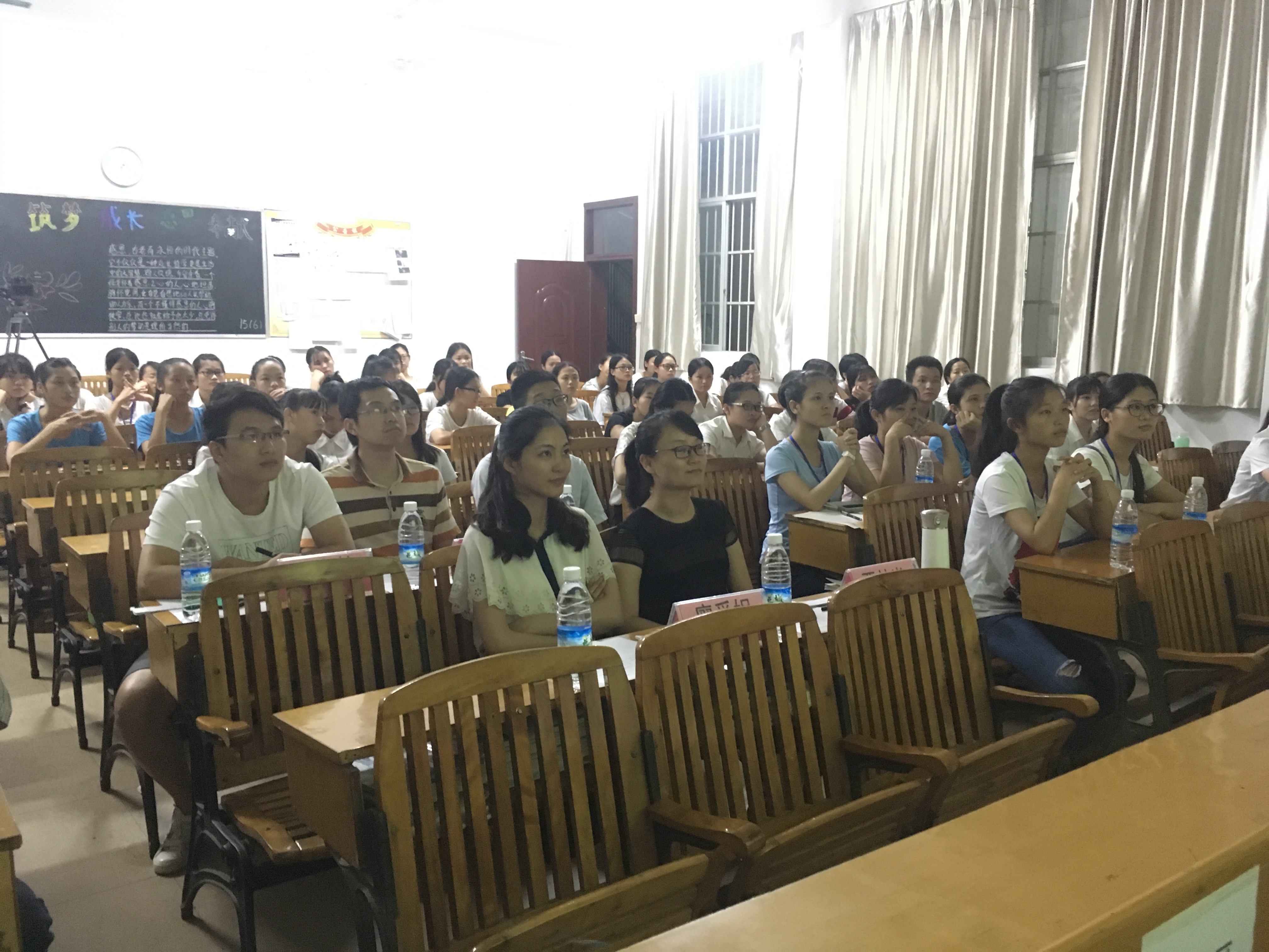 全体人员认真观看“十三五”短片