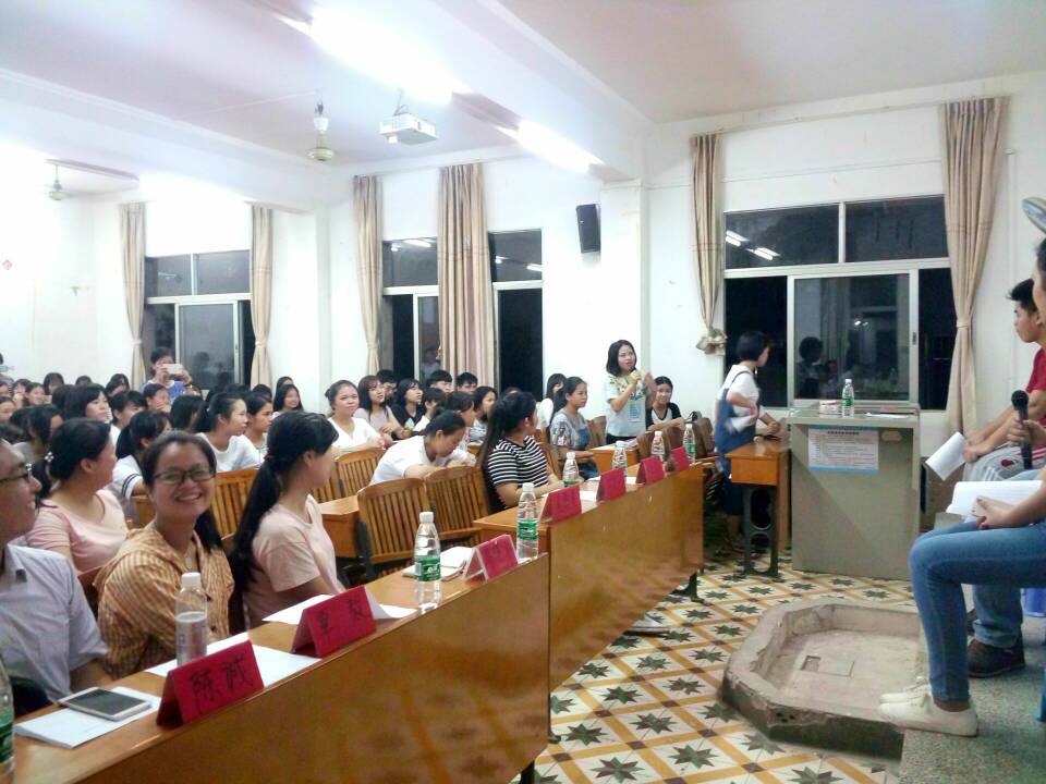 热闹的活动现场